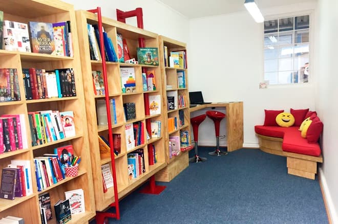 Biblioteca escolar con libros